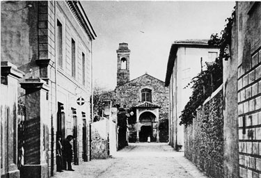 Una immagine di inizio Novecento della chiesa con il vecchio campanile